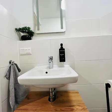 Moderne Naehe Hbf-lift-tiefgarage-contactless Check-in הנובר